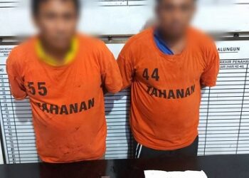 Tersangka O dan DR beserta barang bukti saat di Polsek Parapat