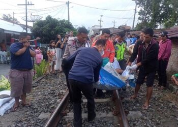 Pihak Kepolisian saat evakuasi Jasad korban Buliker Manurung dari TKP