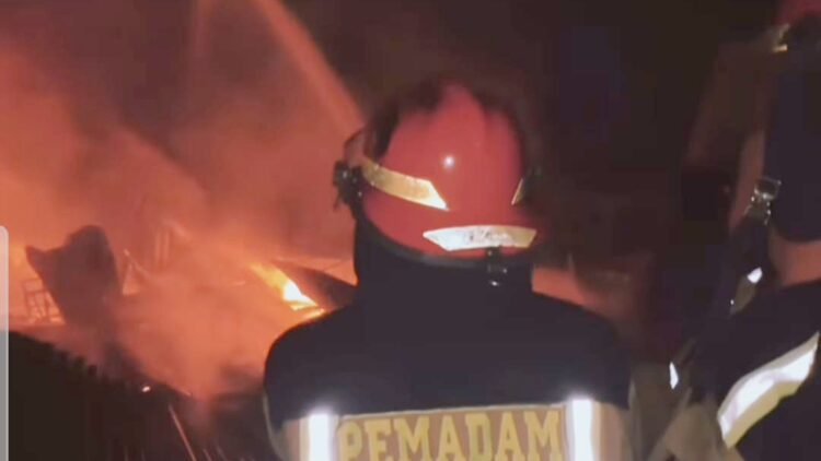 11 unit rumah yang berlokasi di Kelurahan Sitirejo III, Kecamatan Medan Amplas, ludes terbakar. (Foto Ist)