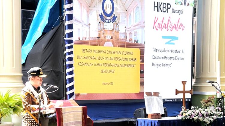 Pj Gubernur Hassanudin saat menghadiri Ibadah Syukuran Awal Tahun 2024 HKBP di Rumah Dinas Ephorus (Foto Ist)