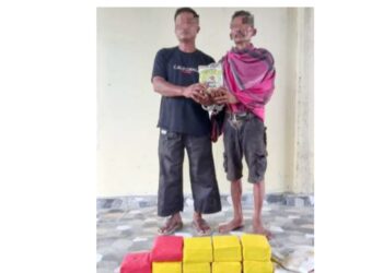 Dua nelayan dari Kabupaten Asahan yang ditangkap polisi karena menyimpan 10 kg shabu di sampan. (Foto Ist)