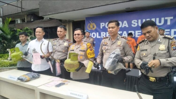 Kapolrestabes Medan Kombes Teddy Jhon Sahala Marbun saat paparan pencurian rumah di Jln Bunga Kemuning Medan. (Foto Ist)