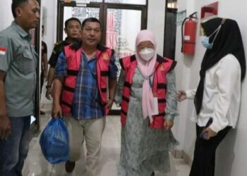 Kejari Medan melakukan penahanan terhadap Nurkholidah Lubis alias NL selaku mantan Kepala MAN 3 Medan. (Foto Ist)