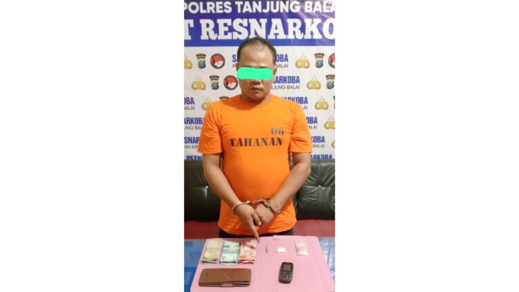 bandar narkoba berinisial ANS alias R dan barang bukti yang ditangkap Sat ResNarkoba Polres Tanjung Balai