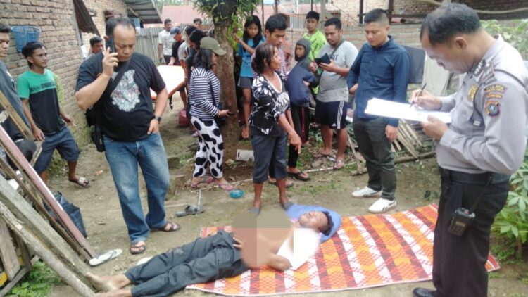 personil piket Polsek Siantar Martoba dipimpin Kanit Reskrim AIPTU Ricardo Rajagukguk bersama Tim Inafis Sat Reskrim Polres Siantar saat bantu evakuasi korban Hendri Sihombing