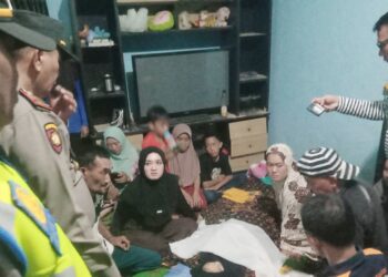 Personil piket Polsek Padang Hulu saat olah TKP dan melihat kondisi Jasad korban Della Seprida di rumah duka