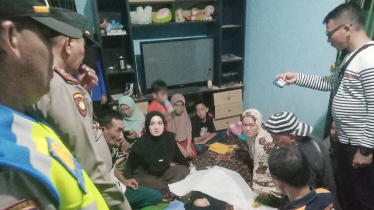 Personil piket Polsek Padang Hulu saat olah TKP dan melihat kondisi Jasad korban Della Seprida di rumah duka