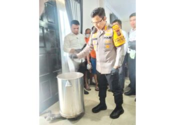 Kapolrestabes Medan Kombes Pol Dr Teddy John Sahala Marbun saat memusnahkan narkoba jenis ektasi dengan cara direbus. (Foto Ist)