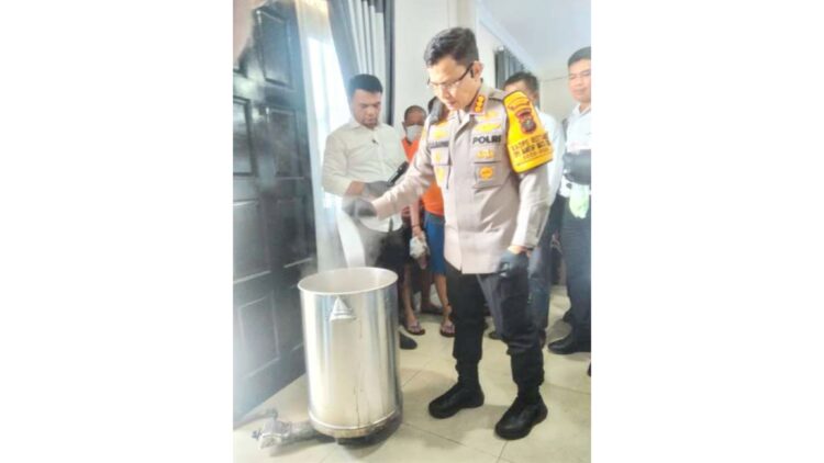 Kapolrestabes Medan Kombes Pol Dr Teddy John Sahala Marbun saat memusnahkan narkoba jenis ektasi dengan cara direbus. (Foto Ist)