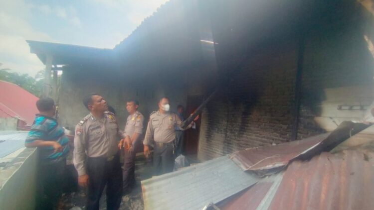 Personil Polsek Siantar Marihat saat olah TKP di rumah milik Wilson Simanjuntak yang terbakar