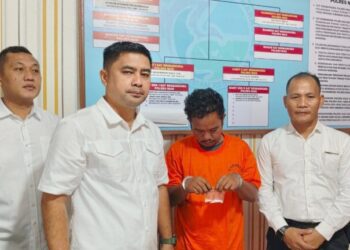 Pelaku AS diapit Polisi