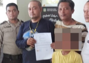 Bhabinkamtibmas Kelurahan Simarito Aiptu B. Purba menyelesaikan masalah penganiayaan melalui Problem Solving.
