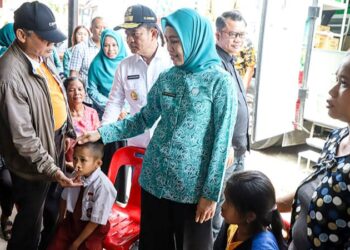Pj.Gubsu Hassanudin saat meninjau bus operasional Lapangan Pemprov Sumut