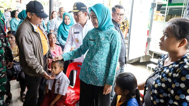 Pj.Gubsu Hassanudin saat meninjau bus operasional Lapangan Pemprov Sumut