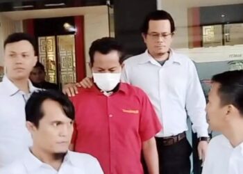 Oknum Komisioner KPU Padangsidimpuan, PH digiring petugas. (Foto Ist)
