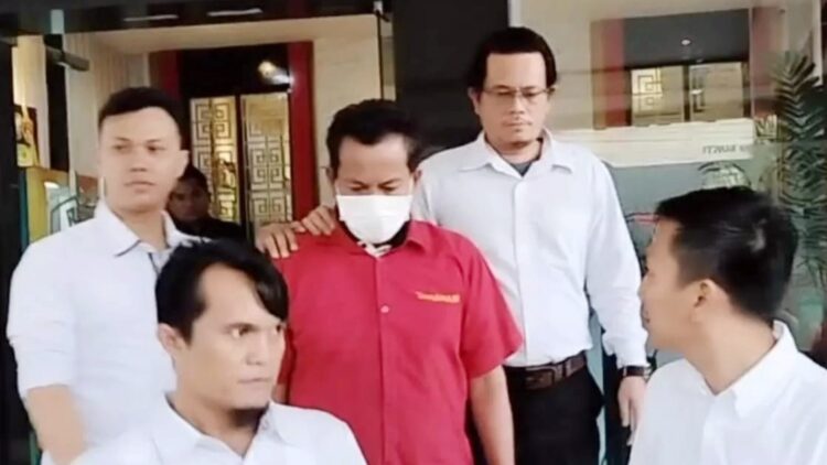 Oknum Komisioner KPU Padangsidimpuan, PH digiring petugas. (Foto Ist)