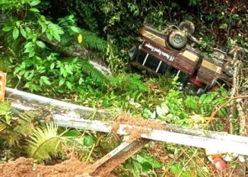Bus STT bernomor polisi BB 7014 BB terjun ke jurang sedalam 30 meter, di Jalan Lintas Sumatera (Jalinsum) Tarutung-Sibolga. (Foto Ist)