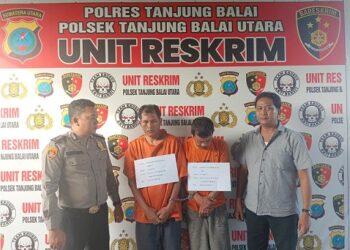 Kedua pelaku curanmor, AS alias Ade dan IB alias R diapit personil Polsek Tanjung Balai Utara