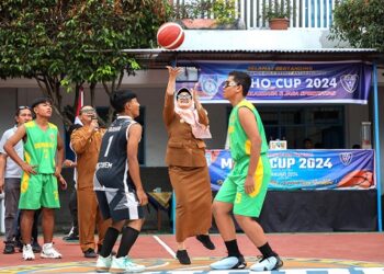 Wali Kota Siantar dr Susanti Dewayani SpA memukul bola pertama tanda dibukanya Turnamen Basket Ball Methodist Cup VI Tahun 2024