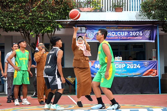 Wali Kota Siantar dr Susanti Dewayani SpA memukul bola pertama tanda dibukanya Turnamen Basket Ball Methodist Cup VI Tahun 2024