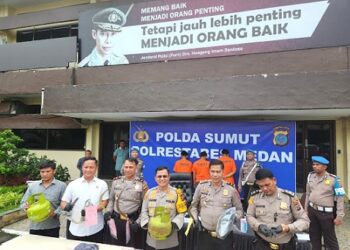 Kombes Pol Teddy John Sahala Marbun memaparkan para pelaku curanmor yang ditangkap. (Foto Ist)