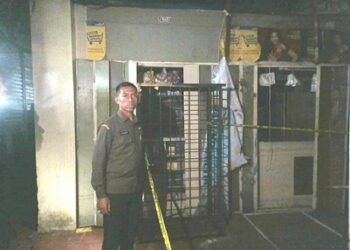 Dirut PUD Pasar Suwarno di lokasi kebakaran Pusat Pasar. (Foto Ist)
