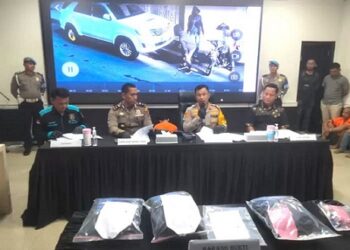 Kapolrestabes Medan, Kombes Pol Dr Teddy John Sahala Marbun saat paparan tangkapan pelaku pencurian spion mobil. (Foto Ist)