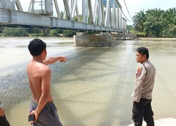 Personil piket Polsek Perdagangan saat olah TKP dilokasi korban meninggal tenggelam