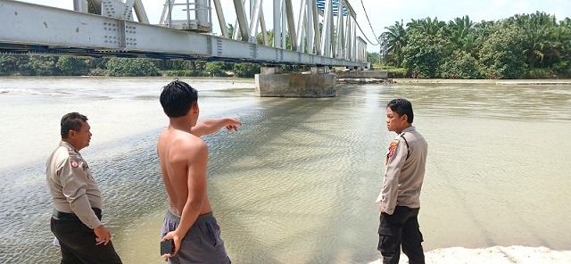 Personil piket Polsek Perdagangan saat olah TKP dilokasi korban meninggal tenggelam