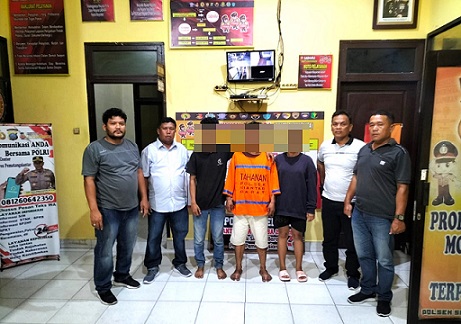 Ketiga pelaku pencurian diapit Kanit Reskrim Polsek Siantar Barat IPDA M. Simanungkalit dan Tim Opsnal