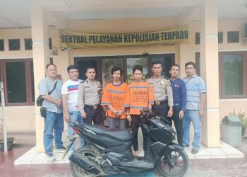 Kedua pelaku pencurian diapit Kanit Reskrim Polsek Siantar Martoba AIPTU Ricardo Rajagukguk S.Sos dan Tim Opsnal 