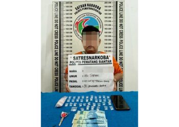 Pelaku RB alias Roni dan barang bukti sudah diamakan Sat Narkoba Polres Siantar.