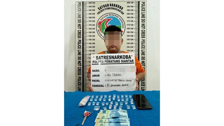 Pelaku RB alias Roni dan barang bukti sudah diamakan Sat Narkoba Polres Siantar.