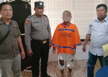 Pelaku pengeroyokan, JS diapit Kanit Reskrim Polsek Siantar Barat, IPDA M. Simanungkalit SH dan Tim
