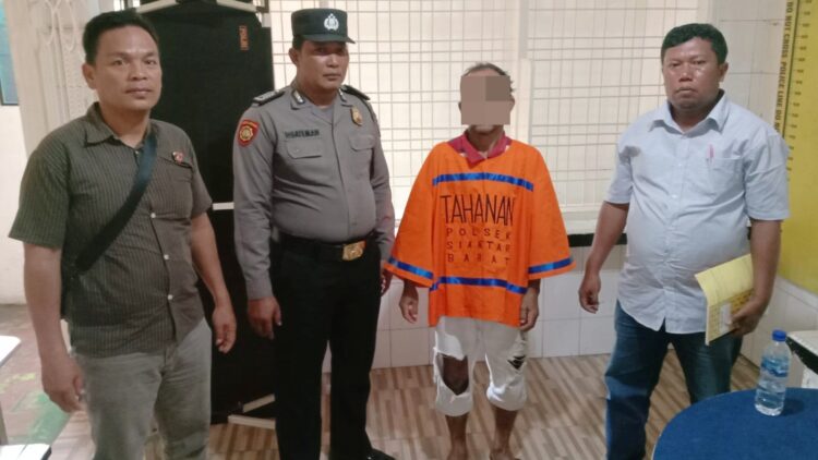 Pelaku pengeroyokan, JS diapit Kanit Reskrim Polsek Siantar Barat, IPDA M. Simanungkalit SH dan Tim