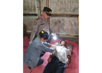 Kapolsek Raya AKP SP Siringo-ringo melihat kondisi jasad korban Demi Inarson Silalahi saat di visum luar bidan desa