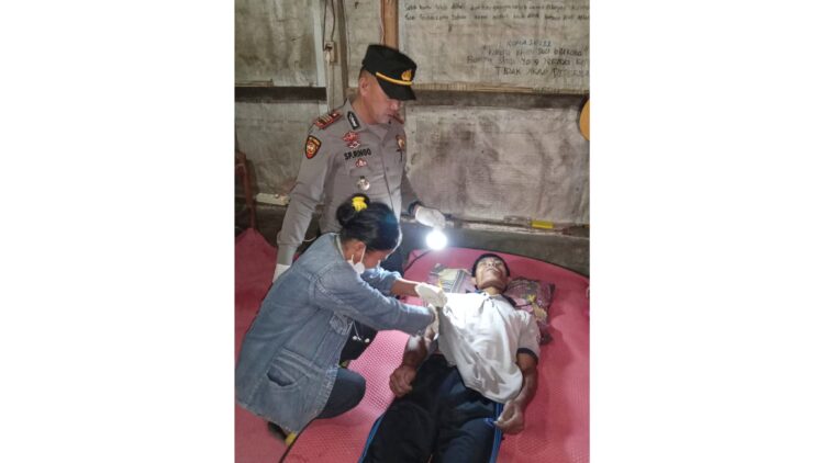 Kapolsek Raya AKP SP Siringo-ringo melihat kondisi jasad korban Demi Inarson Silalahi saat di visum luar bidan desa
