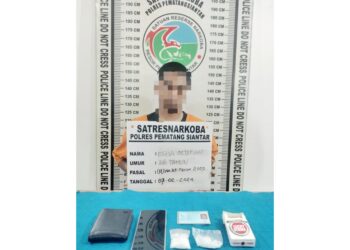 Pelaku EO dan barang bukti sudah diamankan di diruangan pemeriksaan Sat Resnarkoba Polres Siantar