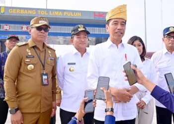 Presiden Joko Widodo di Gerbang Tol Limapuluh, Kabupaten Batubara. (Foto Ist)