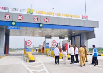 Presiden Joko Widodo resmikan jalan tol ruas Kuala Tanjung-Tebing Tinggi-Parapat seksi Tebing Tinggi-Indrapura, dan jalan tol ruas Indrapura-Kisaran seksi Indrapura-Limapuluh di Gerbang Tol Limapuluh, Kabupaten Batubara. (Foto Ist)