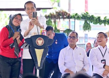 Presiden Joko Widodo bersama nasabah
PNM di Lapangan Lima Puluh, Kabupaten Batubara. (Foto Ist)