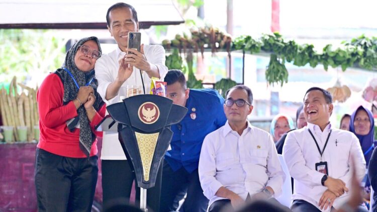 Presiden Joko Widodo bersama nasabah
PNM di Lapangan Lima Puluh, Kabupaten Batubara. (Foto Ist)