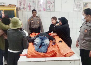 Kapolsek Siantar Utara AKP Herli D. Damanik SH bersama Kanit Reskrim IPDA Darwin Siregar SH melihat kondisi jasad korban DA di ruangan jenajah RSUD dr Djasamen Saragih Kota Siantar