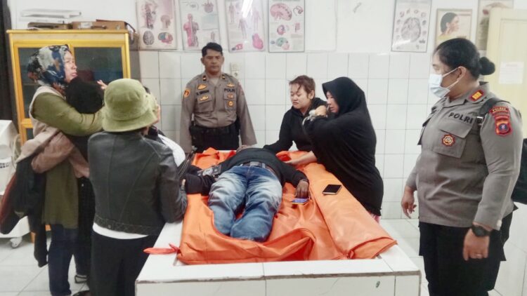 Kapolsek Siantar Utara AKP Herli D. Damanik SH bersama Kanit Reskrim IPDA Darwin Siregar SH melihat kondisi jasad korban DA di ruangan jenajah RSUD dr Djasamen Saragih Kota Siantar