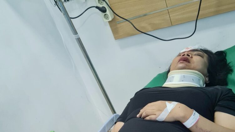 Kapolsek Medan Tuntungan Iptu Christin Malahayati Simanjuntak mendapatkan perawatan medis
