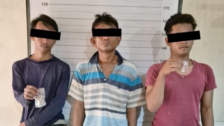 Tiga orang penguna narkoba yang ditangkap di bantaran rel Kereta Api Tembung, Kecamatan Percut Seituan. (Foto Ist)
