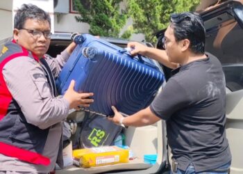 Tim penyidik Pidsus menyita satu koper berisi dokumen dari Kantor DLH Siantar