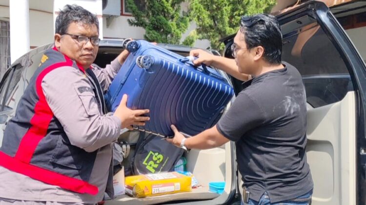 Tim penyidik Pidsus menyita satu koper berisi dokumen dari Kantor DLH Siantar