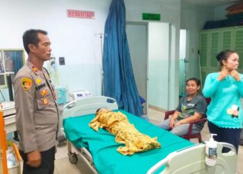 Kapolsek Bangun, IPTU Esron Siahaan melihat kondisi jasad korban Lian Apriansyah di ruangan IGD RS Vita Insani Kota Siantar.