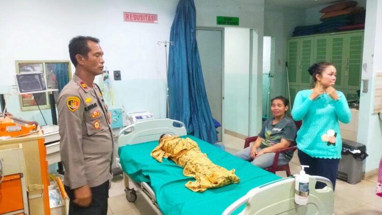 Kapolsek Bangun, IPTU Esron Siahaan melihat kondisi jasad korban Lian Apriansyah di ruangan IGD RS Vita Insani Kota Siantar.
